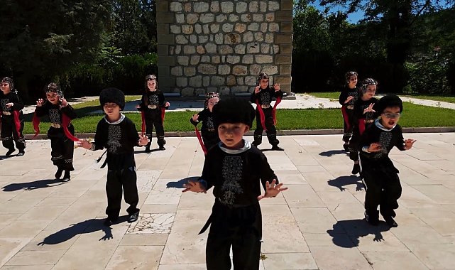 Kazak Türklerinin geleneksel yöresel kıyafetleri ile ünlü 'Kartal Dansı'nı sahnelediler