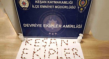 Keşan'da polisin arama yaptığı evde 120 adet sentetik ecza ele geçirildi