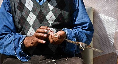 Kırdığı çekirdeklerle kuşlara sofra kuruyor