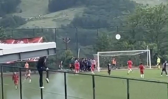 Kırklareli'nde amatör maçta futbolcular birbirine girdi