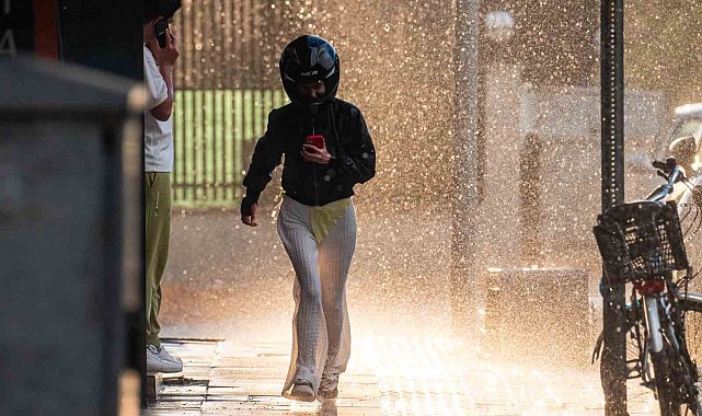 Kırklareli'nde dolu ve yağmur: Motosiklet kaskıyla kendini korumaya çalıştı