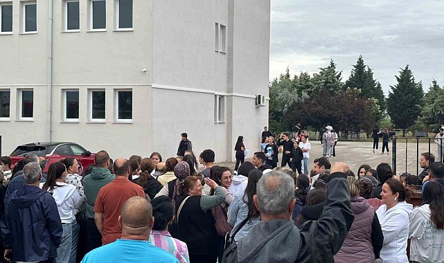 Kırklareli'nde LGS heyecanı: Öğrenciler içeride, aileler dışarıda ter döktü