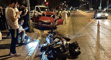 Kırmızı ışık ihlali felaket getirdi: Otomobilin çarptığı motosikletli ağır yaralandı