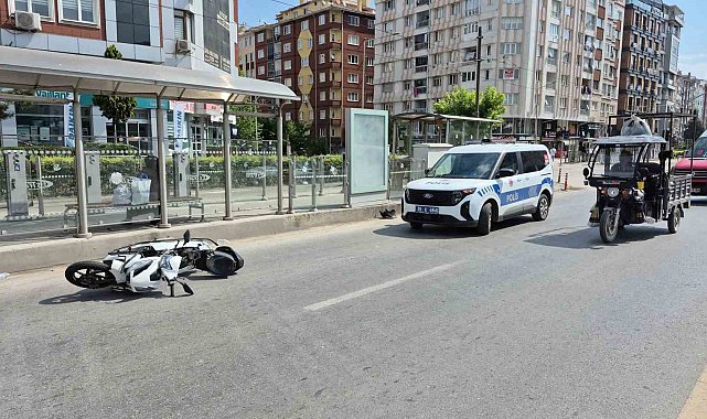 Kırmızı ışık ihlali yapan motosiklet yayaya çarptı: 2 yaralı