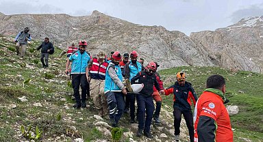 Kırsalda düşerek bacağını kıran şahıs 5 saatlik çalışmayla kurtarıldı