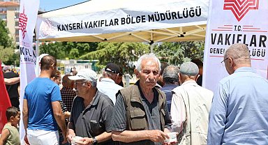 Kırşehir'de aşure almak isteyenler uzun kuyruklar oluşturdu