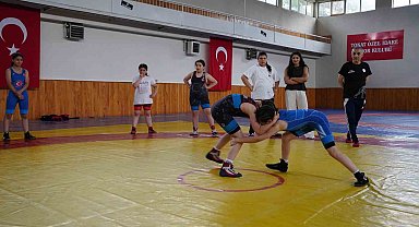 Kız çocuklarının güreş hayali Nesrin Baş'la büyüyor