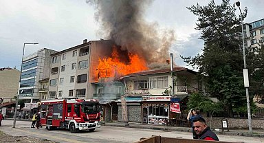 Kızılcahamam'da iki katlı binanın çatısı yandı