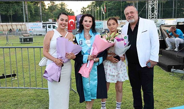 Kızının kanseri yendiği gün üniversiteden dereceyle mezun oldu