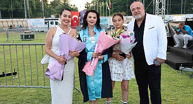 Kızının kanseri yendiği gün üniversiteden dereceyle mezun oldu