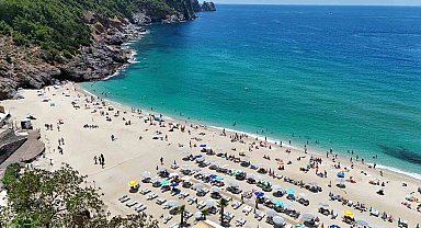 Kleopatra Plajı turistlerle doldu taştı