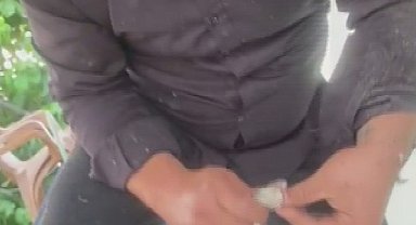 Klima ünitesinin boru hattında yakaladığı yılanı "Sevgili yılan insanlardan uzak dur, yoksa ne yaparlar biliyorsun" diyerek doğaya saldı