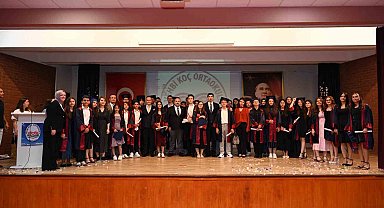 Koç ilköğretim mezunları kep attı