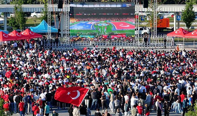 Kocaeli'de binlerce kişi milli maçı dev ekranda izledi - Spor - Kamu Haber