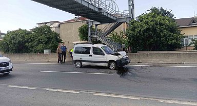 Kocaeli'de hafif ticari araç otomobile çarptı: 2 yaralı