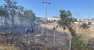 Kocaeli'de saman yüklü tırın römorkunda çıkan yangın mahalleyi sardı