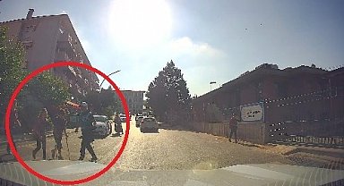 Koltuk değnekli öğrencinin yardımına zabıta personeli koştu