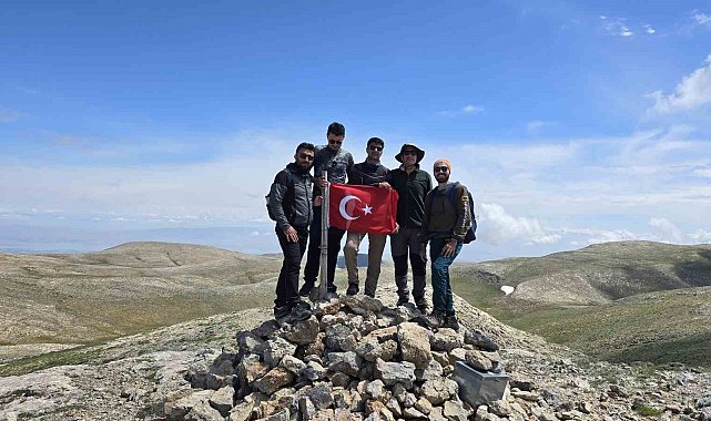 Komşu iki il zirvede birleşti, en yüksek yere Türk bayrağı dikti