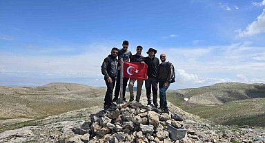 Komşu iki il zirvede birleşti, en yüksek yere Türk bayrağı dikti