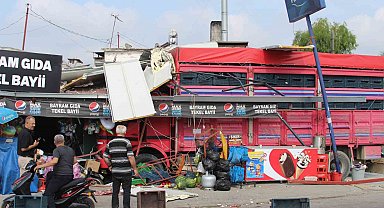 Kontrolden çıkan kamyon bakkala daldı: 1 yaralı