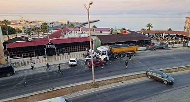 Kontrolden çıkan kamyon, park halindeki araçları biçti