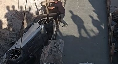 Kontrolden çıkan lüks otomobil köprü inşaatı çukuruna düştü