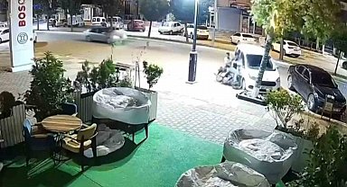 Kontrolden çıkan motosiklet hafif ticari araca çarptı: 2 yaralı