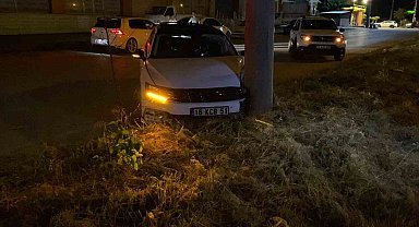 Kontrolden çıkan otomobil direğe çarptı, sürücü yaralandı