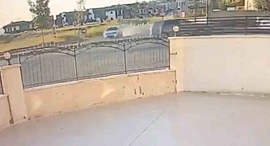Kontrolden çıkan otomobil savrulup duvara çarptı