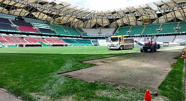 Konya Büyükşehir Stadyumu'nun zemininde renovasyon çalışması başlatıldı