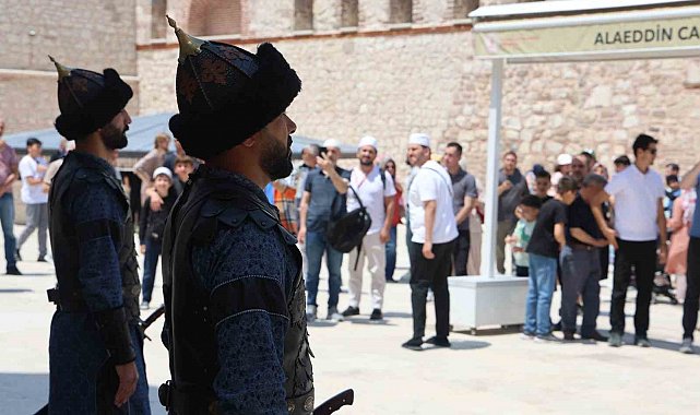 Konya'da Selçuklu Sultanlar Türbesi'nde saygı nöbeti değişimi
