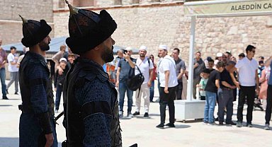 Konya'da Selçuklu Sultanlar Türbesi'nde saygı nöbeti değişimi