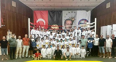 Körfez'de 45 karateci bir üst kuşağa terfi etti
