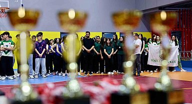 Körfez'de liseler arası voleybol turnuvasının şampiyonları kupalarını aldı