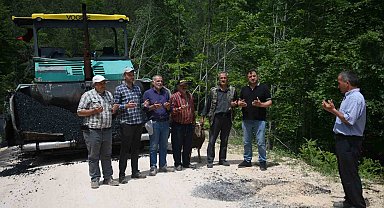 Köy yolları asfaltlanan vatandaşlar şükür kurbanı kesti