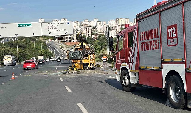 Küçükçekmece'de iş makinesini taşıyan çekici devrildi, sürücü hayatını kaybetti