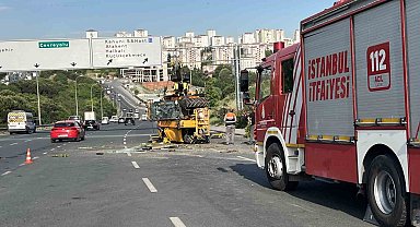 Küçükçekmece'de iş makinesini taşıyan çekici devrildi, sürücü hayatını kaybetti