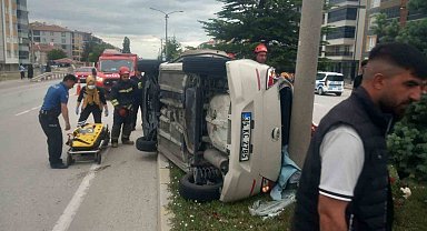 Kulu'da otomobil refüje çıkarak yan yattı: 1 yaralı