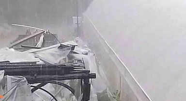 Kumluca'da aniden bastıran dolu yağışı etkili oldu