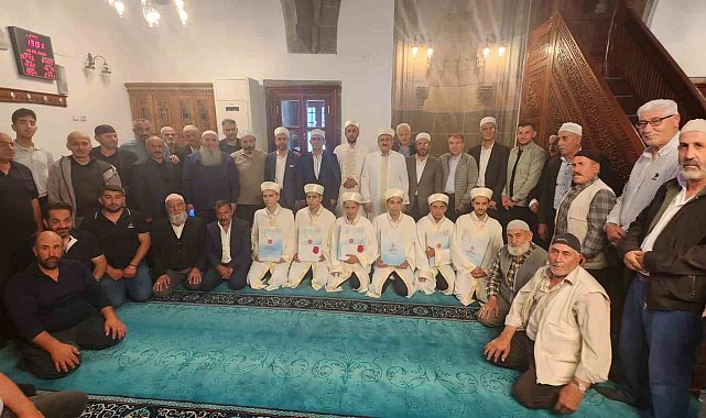 Kur'an bülbülleri hafızlık belgelerini tarihi Bakırcı Camii'nde aldı