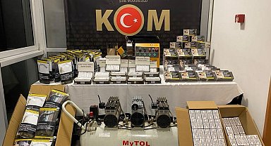 Kütahya'da kaçakçılığa darbe, binlerce makaron ve kaçak telefon ele geçirildi