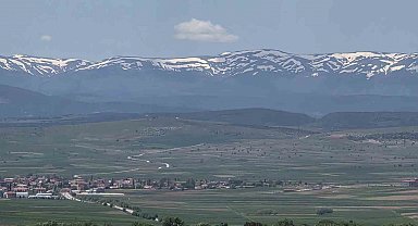 Kütahya'da kartpostallık manzara zirvede kar, ovada bahar