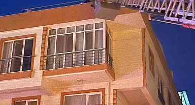 Lapseki'de 4 katlı apartmanda yangın: Çatıda mahsur kalan 4 kişi kurtarıldı