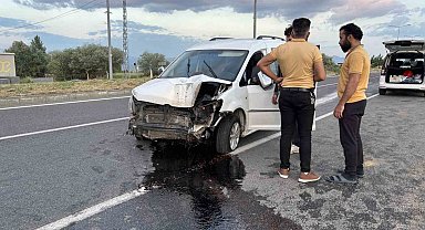 Lastiği patlayan araç refüjdeki direği devirdi: 1 yaralı