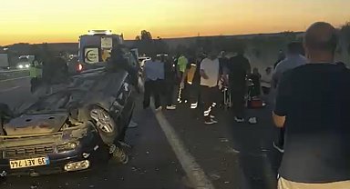 Lastiği patlayan otomobil bariyerlere çarparak takla attı: 2 yaralı