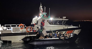Lastik bottaki 15 düzensiz göçmen yakalandı