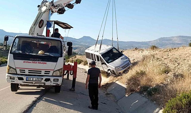 Levhaya çarpıp yoldan çıkan araçtakiler yara almadan kurtuldu