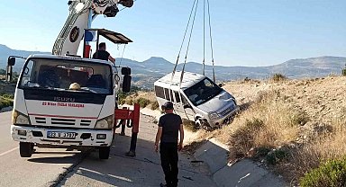 Levhaya çarpıp yoldan çıkan araçtakiler yara almadan kurtuldu