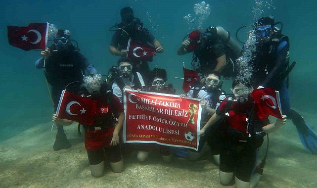 Liseli gençlerden milli takıma sualtından destek