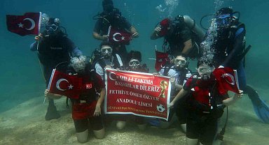 Liseli gençlerden milli takıma sualtından destek